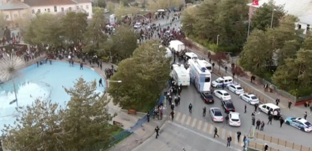 Ekrem İmamoğlu'na Erzurum'da taşlı saldırı! Mitingde olay çıktı: Otobüsün camları kırıldı! - Resim: 5