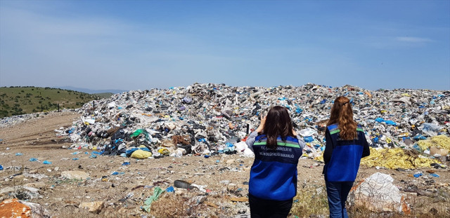İzmir Büyükşehir Belediyesi'ne açık alanda "vahşi çöp depolama" cezası - Resim: 0