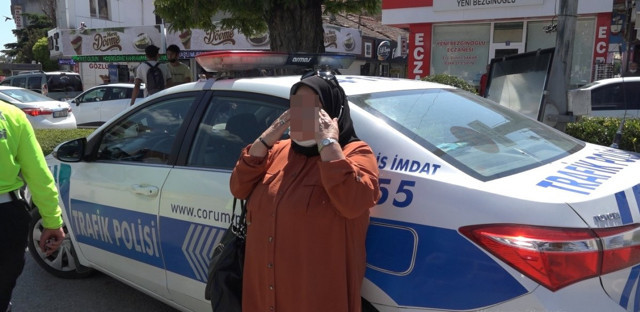 Çorum'da tacizden yakalanan şüpheli ekip otosunda döner yemeye devam etti - Resim: 1