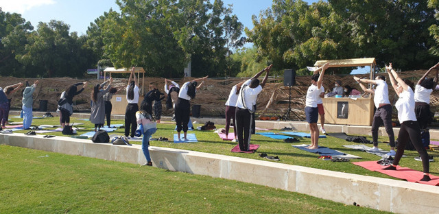 Suudi Arabistan'da şimdi de yoga açılımı Açık alanda yaptılar - Resim: 0