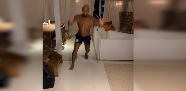 Futbolcular tuvalet kağıdını top yaptı Melo'nun yaptığı hareket herkesi şaşırttı - Resim: 1