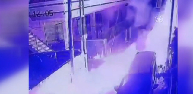 Adana'da büyük panik! Sokağa atıp kaçtı, gürültüyle patladı - Resim: 0