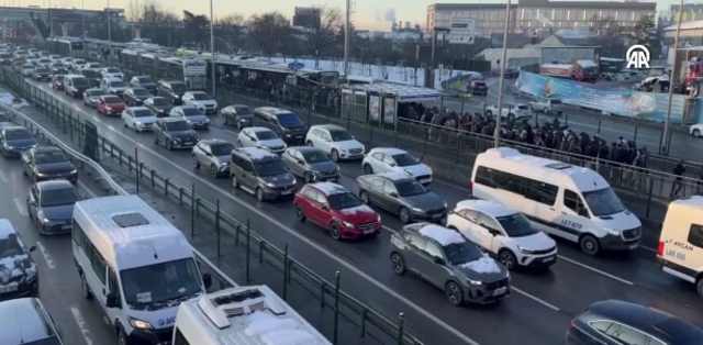 İstanbul'da haftanın ilk iş gününde trafik yoğunluğu yaşanıyor - Resim: 0