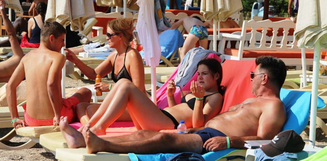 Yaz sürüyor! Bodrum’da sıcak havayı gören sahile koştu - Resim: 0