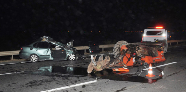 Antalya'da traktöre çarpan otomobil kullanılamaz hale geldi 3 yaralı - Resim: 1