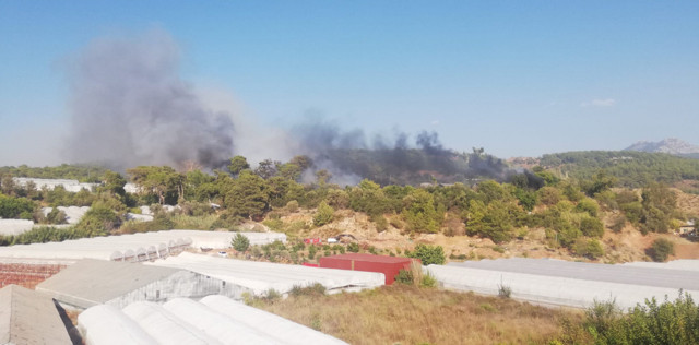 Antalya ve Denizli'de orman yangını çıktı rüzgar kötü etkiliyor evlere çok yakın - Resim: 0