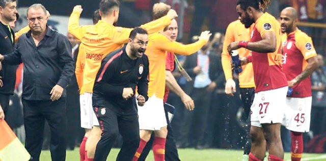 Cezalı olmasına rağmen sahaya giren Hasan Şaş'a dev ceza! - Resim: 1