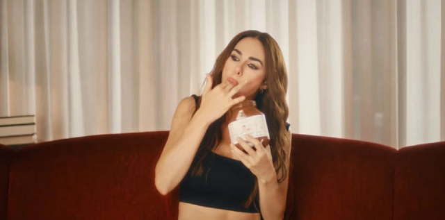 50'lik Defne Samyeli sahne kostümüyle genç kızlara taş çıkarttı! Sinan Akçıl'dan flaş yorum! - Resim: 8