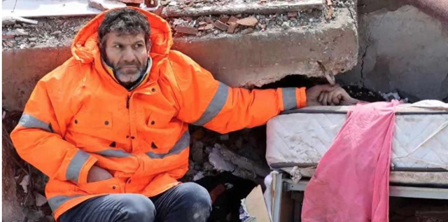 Enkaz altındaki kızının elini bir an olsun bırakmamıştı! Mesut Hançer'in sözleri yürek yaktı - Resim: 1