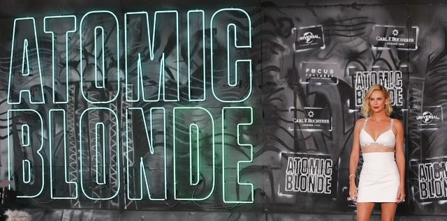 Sarışın Bomba geceye damga vurdu! - Resim: 1