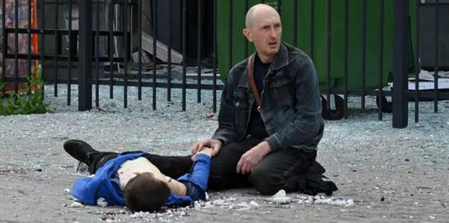 Bombardımanda ölen çocuğunun elini bırakmadı! Bir babanın en çaresiz anı - Resim: 1