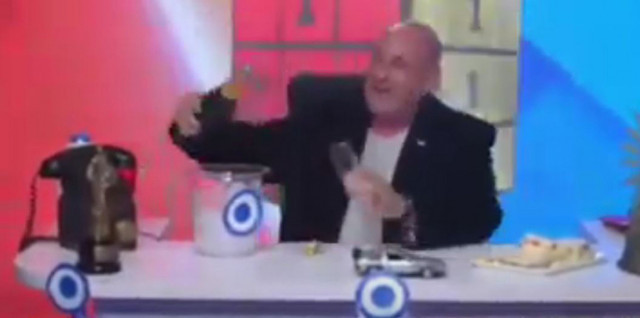 Bu görüntüler İngilizleri çılgına çevirir! Spiker şampanya açıp 'yaşlı kadın öldü cehenneme gitti..'! - Resim: 0