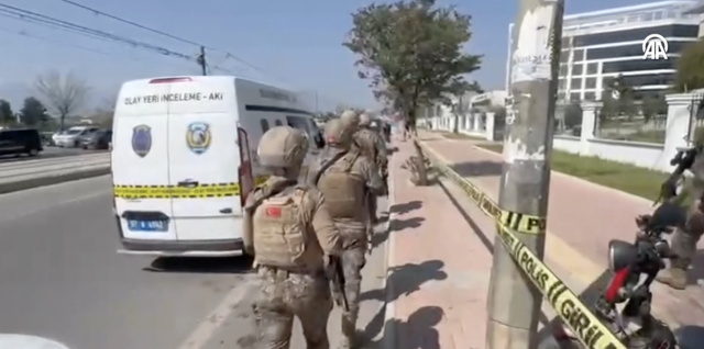 Antalya'da Kepez Kaymakamlığı'nda silah sesleri! Bina tahliye edildi... Çok sayıda polis bölgede - Resim: 1