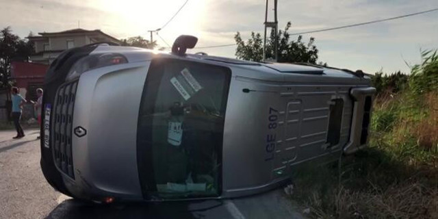 Beylikdüzü'nde okul servisi takla attı! Yaralı öğrenciler var - Resim: 0