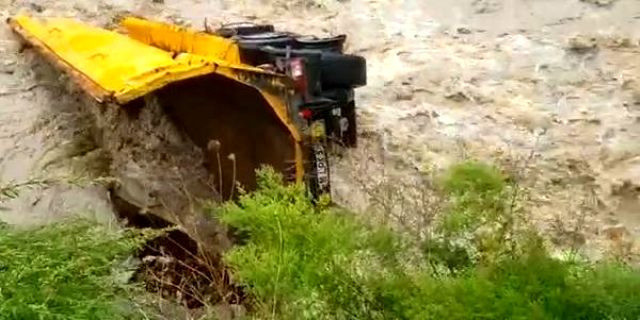 Artvin'deki selde sürüklenen kamyon dorsesi 26 km sürüklenerek ilçe değiştirdi - Resim: 0