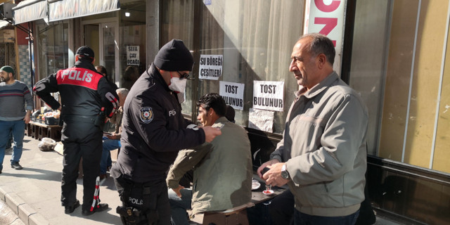 Aksaray'da ısrarla sokağa çıkma yasağına uymayanlar cezayı yedi - Resim: 0