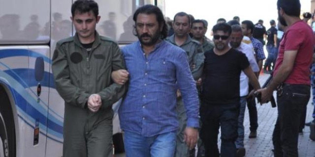 İstanbul üzerinde alçak uçuş yapan darbeci pilotun cezası belli oldu - Resim: 0