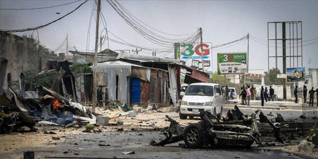 Somali'nin başkenti Mogadişu'da bomba yüklü araçla saldırı El Kaide şüphesi - Resim: 0