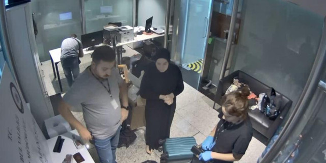 Tesettüre girip Almanya'ya kaçırmak istedi! Rus yolcuyu polis enseledi - Resim: 0