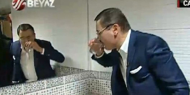 Japon Başbakan Melih Gökçek'leşti! Nükleer sızıntı endişesini bitirmek için çiğ balık yedi - Resim: 1