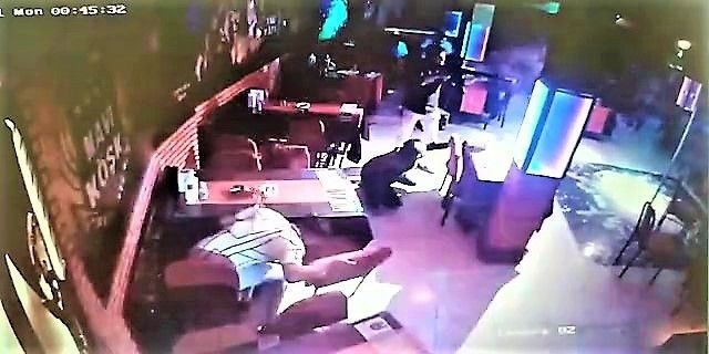 Denizli'de gazinoya gitti! Kız arkadaşını çalışırken görünce gazinoyu taradı - Resim: 1