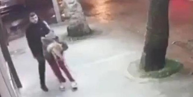 Sokak ortasında dayak yiyen genç kız ifadesiyle ağızları açık bıraktı - Resim: 0