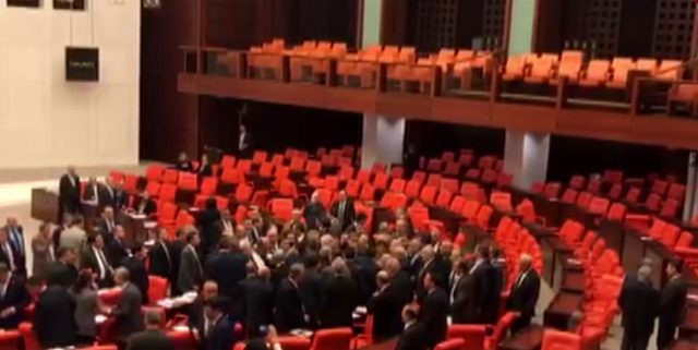 Meclis'te AK Partili ve CHP'li vekiller kavga etti! Küfürler havada uçuştu - Resim: 0