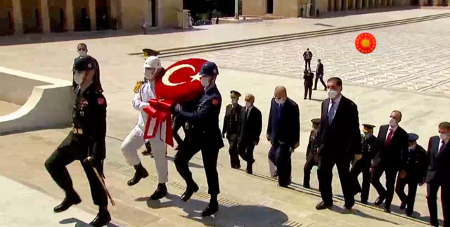YAŞ toplantısı başladı! Cumhurbaşkanı Erdoğan Anıtkabir özel defterini imzaladı - Resim: 1