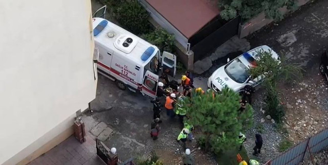 Kadıköy'de toprak kayması! İnşaat işçisi göçük altında kaldı - Resim: 1