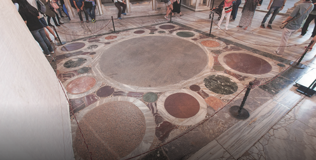 Ayasofya'da Meryem Ana'nın göründüğüne inanılan alanda namaz yok - Resim: 0