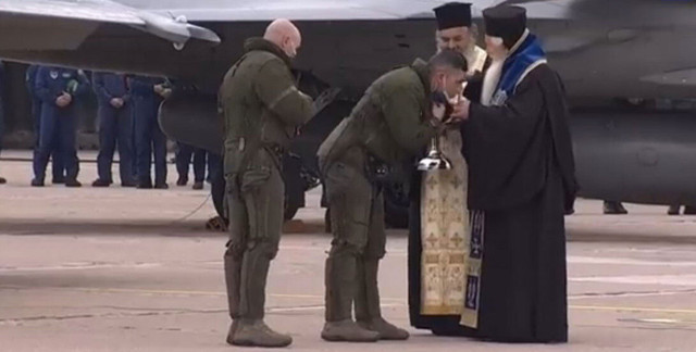 Yunan Papazlar yeni satın alınan savaş uçaklarını "'kutsal suyla' kutsadı - Resim: 0