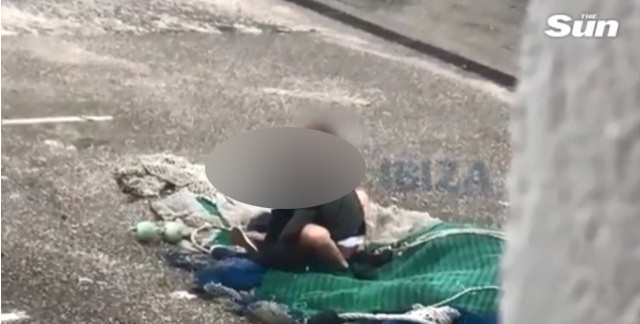 Gündüz gözüyle sokak ortasında ilişkiye girdiler çevredekiler alkışladı rezalet - Resim: 4