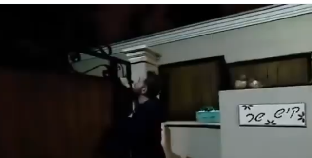 İsrail Eğitim Bakanı Yoav Kisch sığınağa girmek için kapısına gelenleri içeri almadı görüntüler olay oldu - Resim: 0