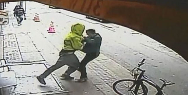 Korkunç görüntüler! Yaşlı adam kamyonun tekerine sıkıştı - Resim: 2