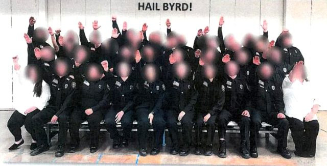 ABD'de Nazi selamı veren cezaevi memurlarının hepsi görevden alındı - Resim: 0