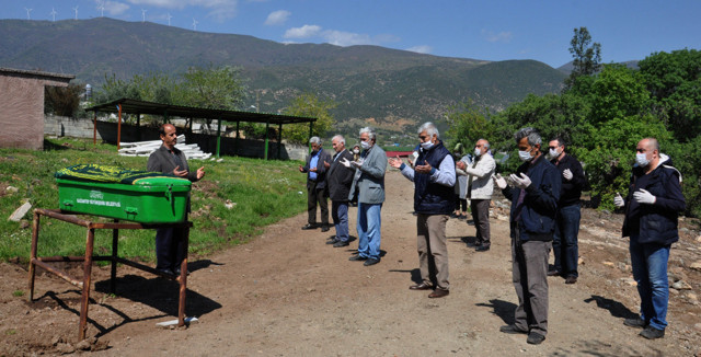 İstanbul'da kanserden ölen annenin cenazesine evlatları telefondan katıldı - Resim: 0