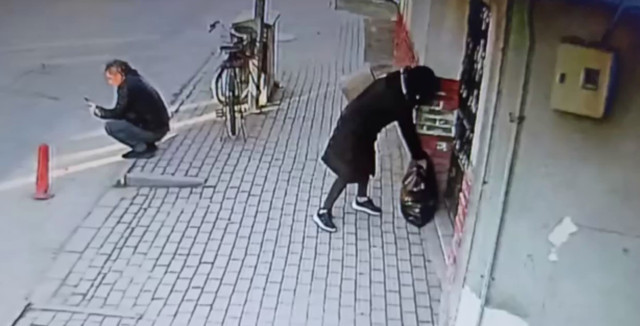 Önce içine baktı sonra çaldı! Yardım görevlisi, hırsızlık yapan kadına isyan etti - Resim: 0