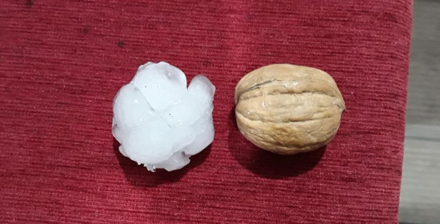 Şaşırtan görüntü! Antalya'da ceviz büyüklüğünde dolu yağdı  - Resim: 1