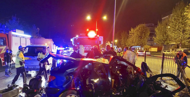 Denizli’de beton bariyere çarpan otomobilin sürücüsü hayatını kaybetti - Resim: 0