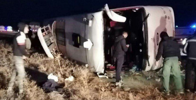 İran'da otobüs devrildi: Çok sayıda ölü ve yaralı var - Resim: 0