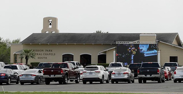 Açık hava sinemasında cenaze töreni! Koronadan ölenler böyle defnediliyor - Resim: 0