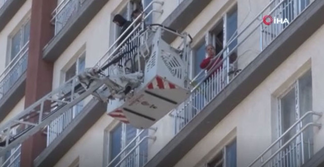 Esenyurt'ta rezidansta yangın çıktı! Mahsur kalanlar merdivenle kurtarılıyor - Resim: 0