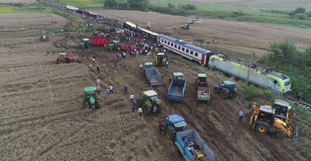 Çorlu tren faciasının 2. yılı! 'Bugün efkarlıyım açmasın güller' - Resim: 0