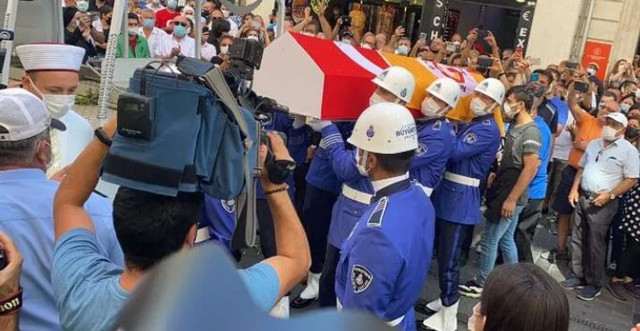 Ferhan Şensoy son yolculuğuna uğurlandı. Kızları gözyaşlarına boğuldu - Resim: 6