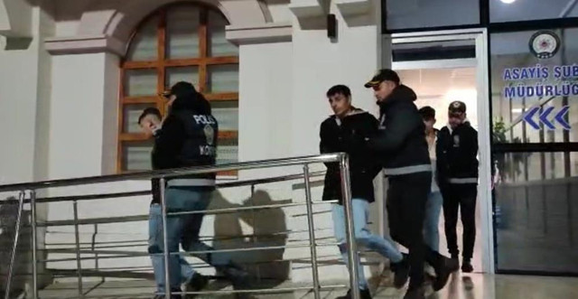 Araba çalıp hamama gittiler! Keyifçi hırsızlar peştamalla yakalandı - Resim: 1