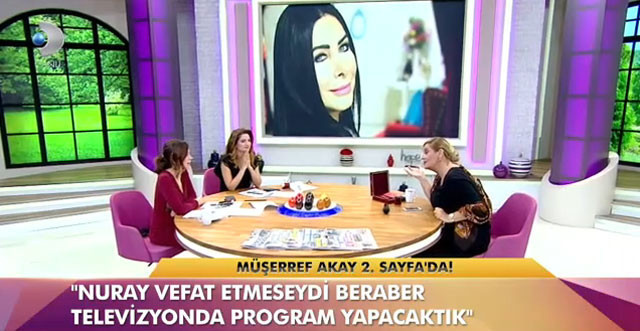 Müşerref Akay canlı yayında o siyasetçiye öpücük yolladı!  - Resim: 1