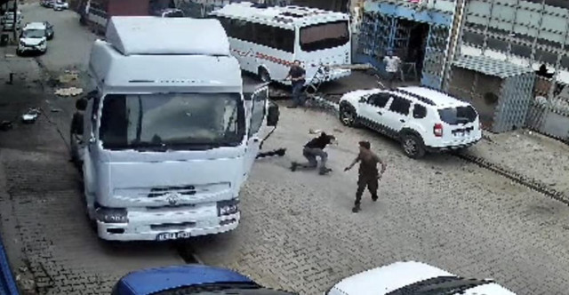 Park halindeyken harekete geçti koca tır dehşet saçtı! 2 kişi ölümden döndü, otomobillere çarparak durabildi... - Resim: 1