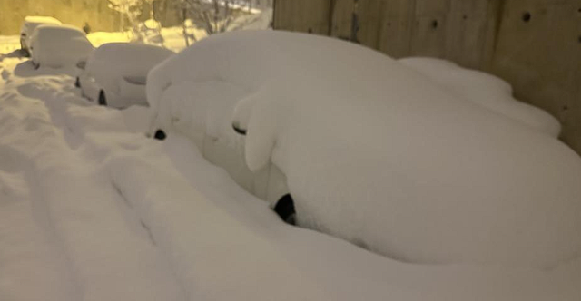 Kar kalınlığı 40 santimetreyi buldu, araçlar kara gömüldü - Resim: 2