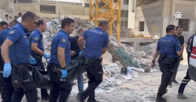 Adana'da feci kaza! Kule vinçten inşaat malzemeleri düştü, 2 işçi öldü - Resim: 1