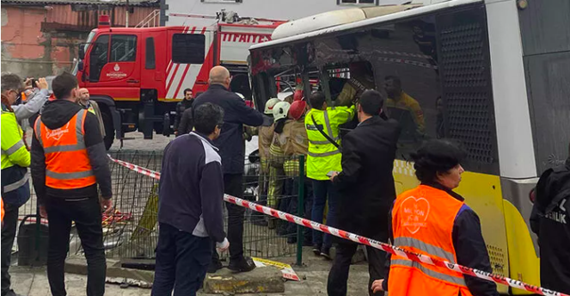İstanbul'da Tramvay İETT otobüsü ile çarpıştı deprem oluyor sandılar o anın videosu korkunç - Resim: 0